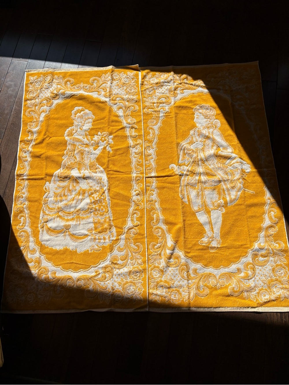 Rare 70s Regal French Cavalier/Lady Sculpted Towels Gold Set OF 2 Urgent!